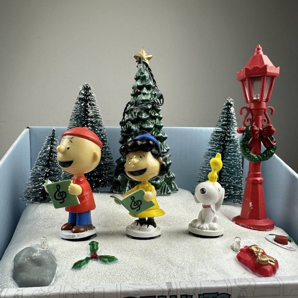 Peanuts Other - Animated Charlie Brown Snoopy Lucy Choir LED Musical Christmas Caroling Peanuts